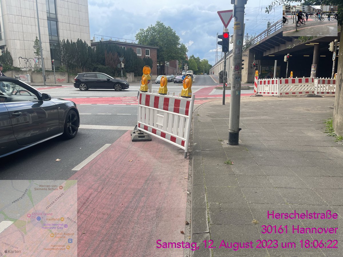 ICESonic6's tweet photo. Längsüberfällig den urbanen Alltags Radverkehr in der #Cellerstrasse auf die Fahrbahn zu verlegen- danke @hannover @Polizei_H @SFahrrad @adfc_h @2025Hannover @BelitOnay #Sicher nur mit echter #ProtectLine @KidicalH #TDV23 #NichtMitUns @SPDbenzin @RS_Rad_Blog @hannovercycle 1/4 https://t.co/CW59sNIvJ2