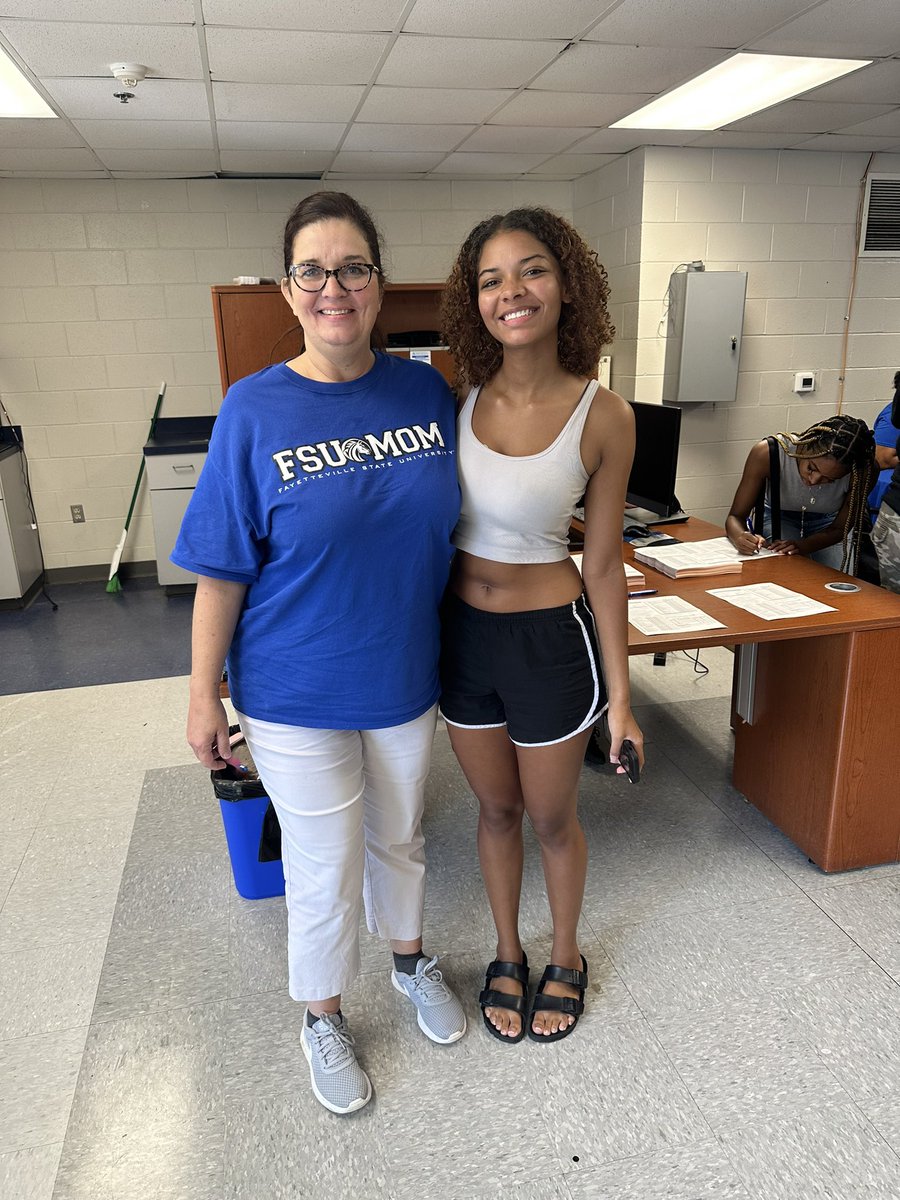 uncfsu's tweet photo. #OperationSmoothMove at @uncfsu was a success! Parents, students, faculty and staff we couldnβt have done without your help!
Swipe β‘οΈ to see more photos from freshmen move in ππ΄βοΈπ€
#faystate #classof2027 #broncopride #areyouin https://t.co/XnLApe2GSk
