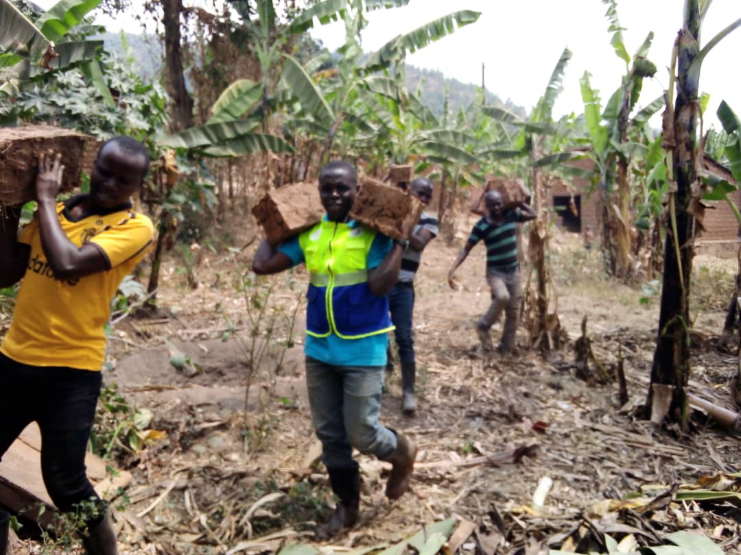 NyagatareNyc's tweet photo. Uyu munsi mu Mirenge ya #Kiyombe na #Mukama , Youth volunteers bakoze ibikorwa by'Umuganda wo kubumba amatafari yo kubakora abatishoboye #ubwiherero mu rwego rwo gukomeza kuzamura urwego rw'isuku mu ingo.
Ibi bikorwa byakozwe kubufatanye n'izindi nzego.
@MiniYouthRwanda https://t.co/9G3srG8CJF