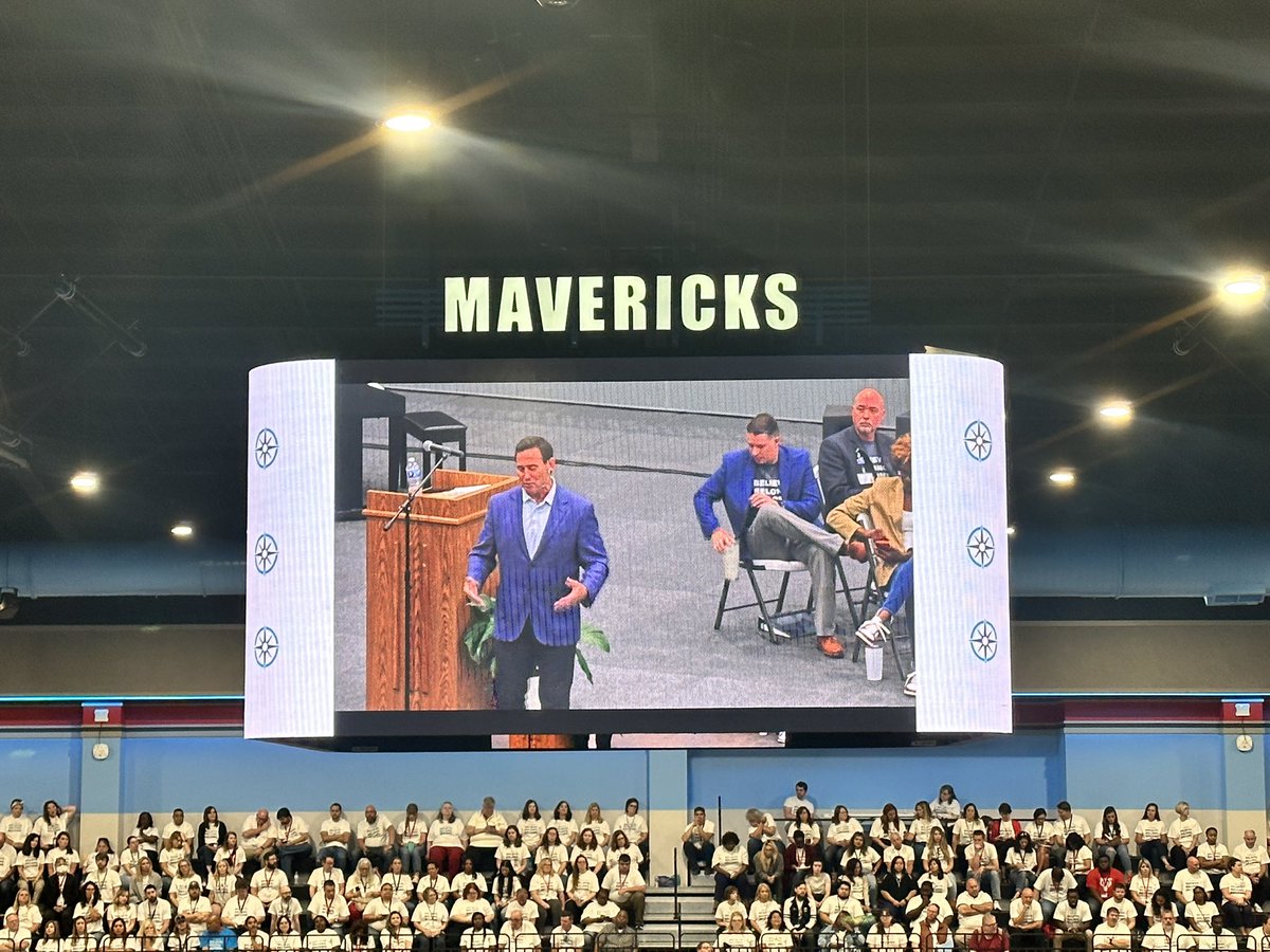 Opening a new school year with a few thousand of my coworkers AND <a href="/JonGordon11/">Jon Gordon</a> 🤩 who is delivering an inspiring keynote. #fangirling #believebelongbecome #theenergybus