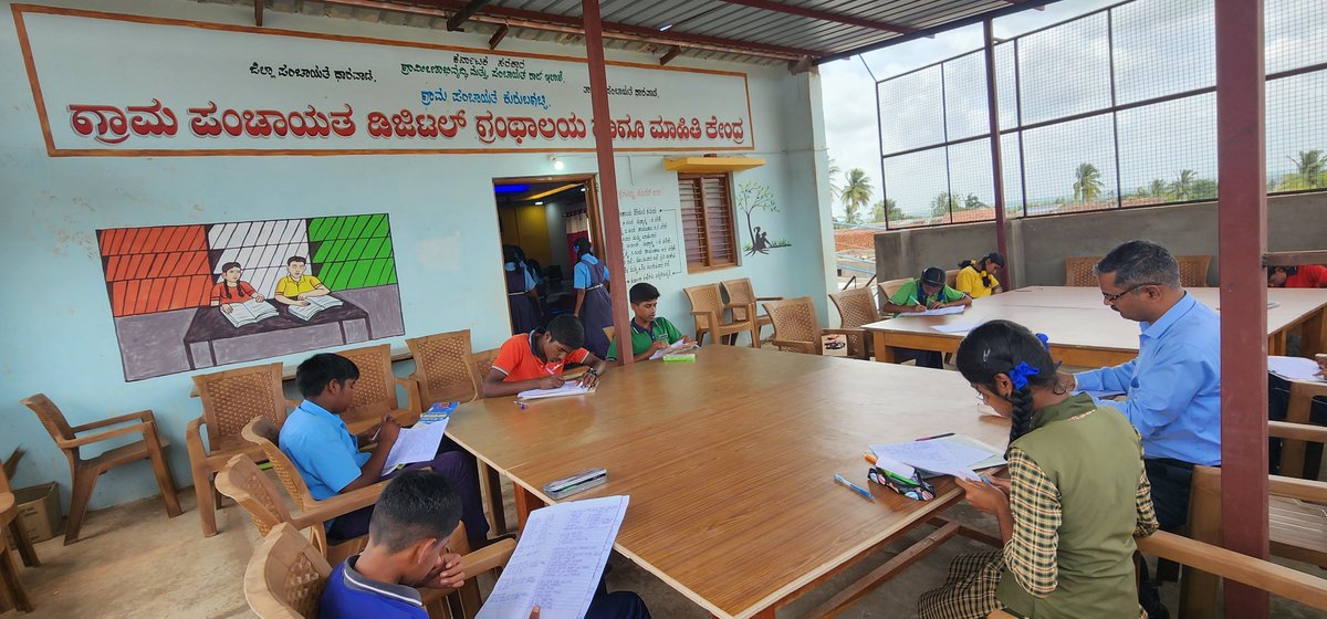 CMDharennavar's tweet photo. ಧಾರವಾಡ ತಾಲೂಕ ಕುರುಬಗಟ್ಟಿ ಗ್ರಾಮ ಪಂಚಾಯತ ಡಿಜಿಟಲ್ ಗ್ರಂಥಾಲಯ ಮತ್ತು ಮಾಹಿತಿ ಕೇಂದ್ರದಲ್ಲಿ "ರಾಷ್ಟ್ರೀಯ ಗ್ರಂಥಪಾಲಕರ ದಿನಾಚರಣೆ" ಆಚರಿಸಲಾಯಿತು. ಹಾಗೂ  ಸ್ವಾತಂತ್ರ್ಯ ಹೋರಾಟಗಾರರ ಕುರಿತು ಶಾಲಾ ವಿದ್ಯಾರ್ಥಿಗಳಿಂದ ಪ್ರಬಂಧ ಸ್ಪರ್ಧೆ ಆಯೋಜಿಸಲಾಯಿತು.@PriyankKharge @readingkafka @CommrPR @swaroopatk #RDPR #RuralLibraries https://t.co/KDN67w9fh5