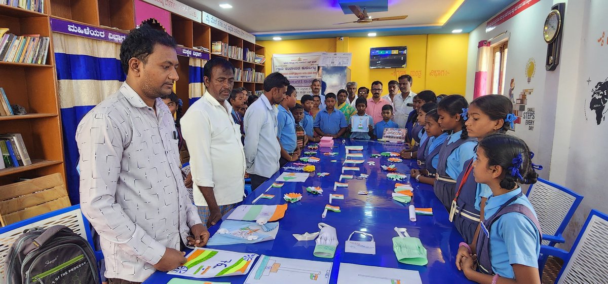 CMDharennavar's tweet photo. ಧಾರವಾಡ ತಾಲೂಕ ಕುರುಬಗಟ್ಟಿ ಗ್ರಾಮ ಪಂಚಾಯತ ಡಿಜಿಟಲ್ ಗ್ರಂಥಾಲಯ ಮತ್ತು ಮಾಹಿತಿ ಕೇಂದ್ರದಲ್ಲಿ "ರಾಷ್ಟ್ರೀಯ ಗ್ರಂಥಪಾಲಕರ ದಿನಾಚರಣೆ" ಆಚರಿಸಲಾಯಿತು. ಹಾಗೂ  ಸ್ವಾತಂತ್ರ್ಯ ಹೋರಾಟಗಾರರ ಕುರಿತು ಶಾಲಾ ವಿದ್ಯಾರ್ಥಿಗಳಿಂದ ಪ್ರಬಂಧ ಸ್ಪರ್ಧೆ ಆಯೋಜಿಸಲಾಯಿತು.@PriyankKharge @readingkafka @CommrPR @swaroopatk #RDPR #RuralLibraries https://t.co/KDN67w9fh5
