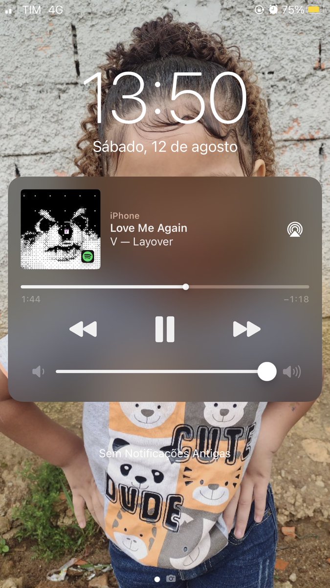 8_com_fome's tweet photo. @taemutuals @BTS_twt I can’t stop listening #LoveMeAgain From #Layover by #V of @BTS_twt https://t.co/lvn5VYrac0