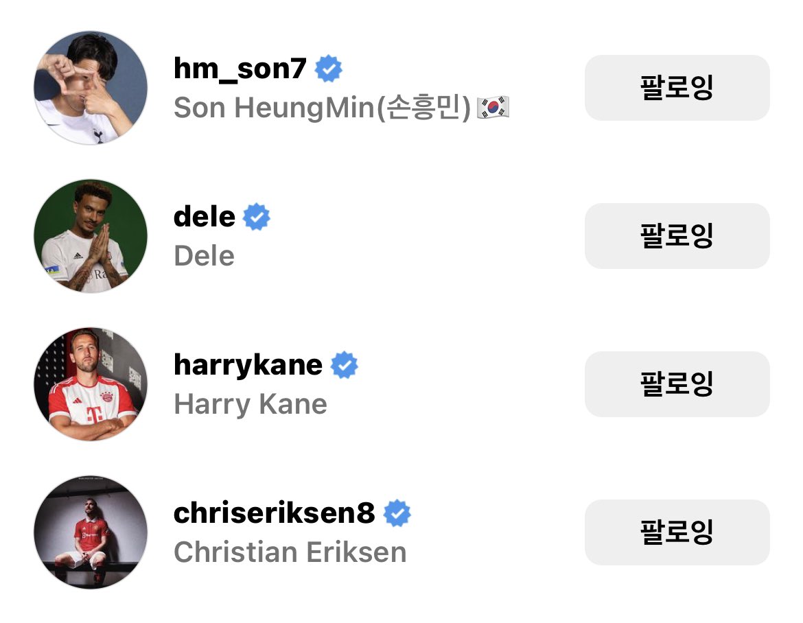 데스크 다 다른 유니폼을 입고 있는게 너무…🥲