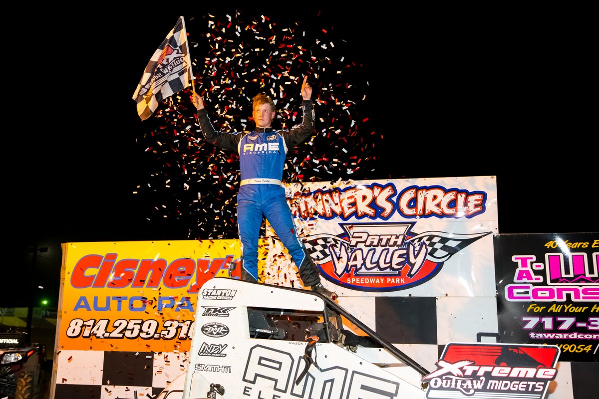 RacingProMedia's tweet photo. For the first time in his young career, #DaisonPursley is a Feature winner with the #XtremeOutlawMidgetSeries
#JadeAvedisian #ChaseMcDermand #Racing #Winner #Dirt #PathValleySpeedway #AppalachianMidgetWeek #Pennsylvania @DaisonPursley
https://t.co/3SkDjv3zcL https://t.co/r2aPj0DmKY