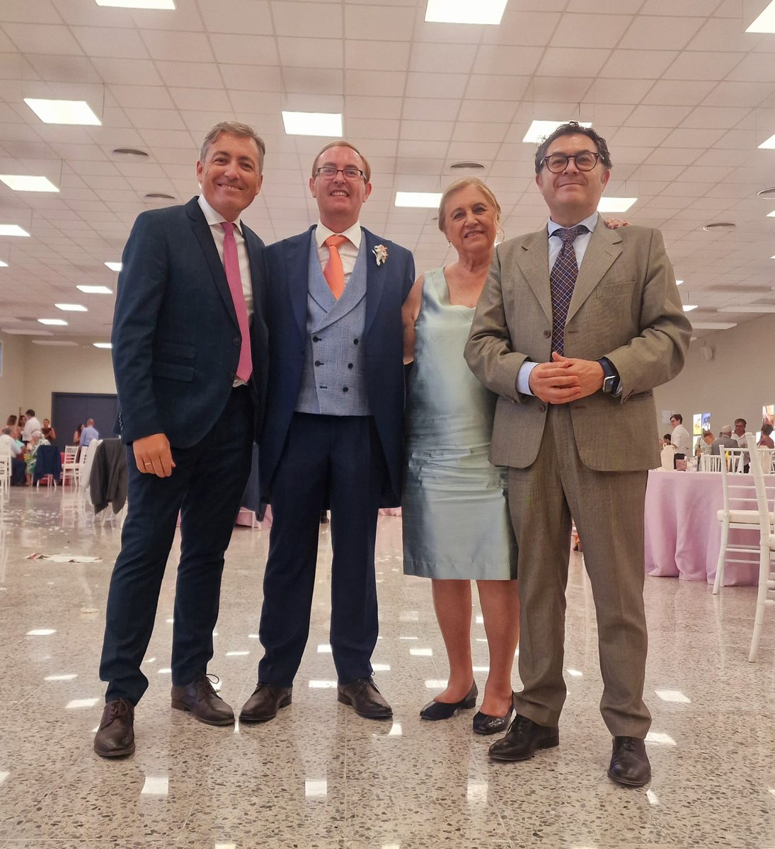 Pues sí, se nos ha casado nuestro <a href="/JuradoPalomo/">Jesús Jurado-Palomo</a>, gran boda amigo! Y gran almuerzo con <a href="/AMorenoAncillo/">Alvaro MorenoAncillo</a> y nuestra querida Concha López Serrano. Mis mejores deseos a esta bonita pareja.