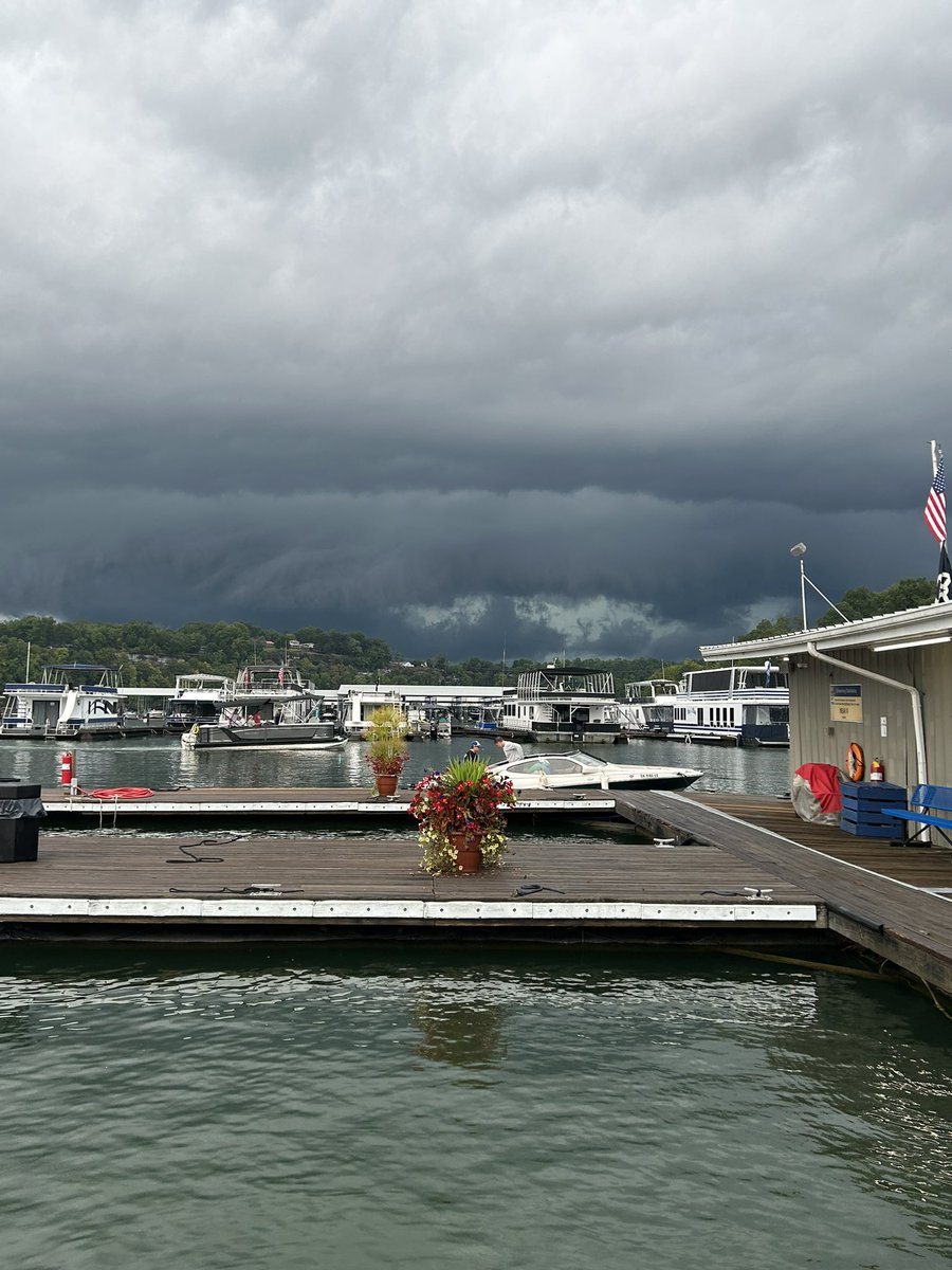 606kygirl2's tweet image. Looking a little stormy here at Burnside Marina @Kentuckyweather @EveryThngKy @JoleneBlevins01 @Michael8301973 @caverunmarinas