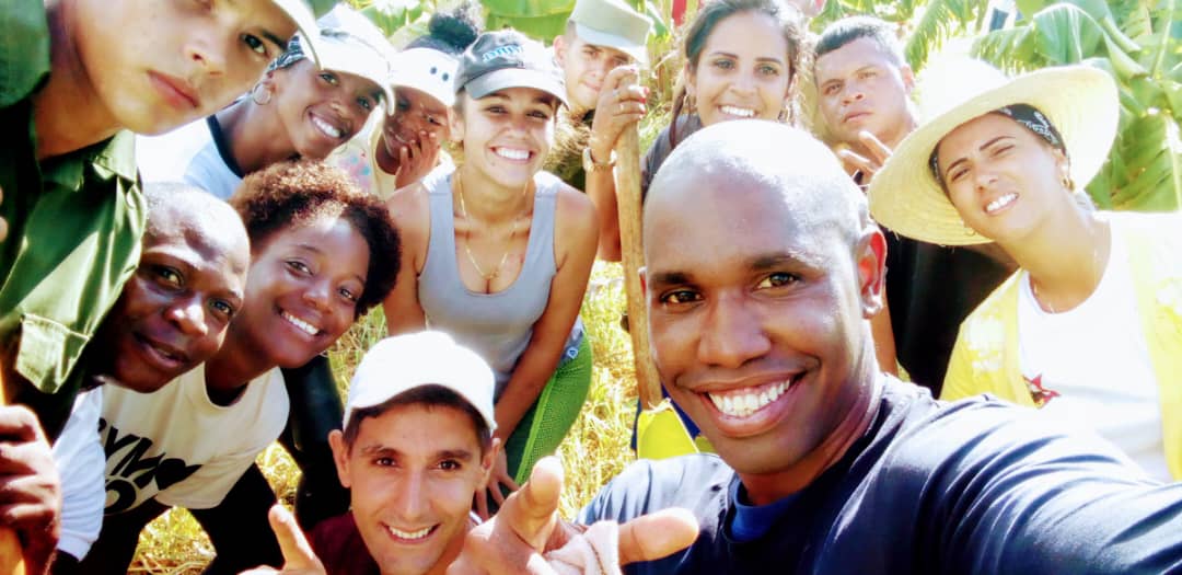 MinfarC's tweet photo. Jóvenes del Minfar en la víspera de 97 cumpleaños de #FidelPorSiempre comprometidos con la producción de alimentos. https://t.co/CeIrIz6r4l