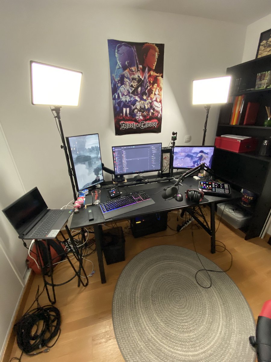 NaiLoww_'s tweet photo. J ai eu un élan de nostalgie en voyant mon setup de l époque où j ai commencé à m intéressé aux vidéos YouTube, je voulais vous montré mon step up en terme d équipement. 
1: Mon premier ordinateur portable
2: Mon première pc fixe
3: Mon setup actuel https://t.co/UHykNUcw3b
