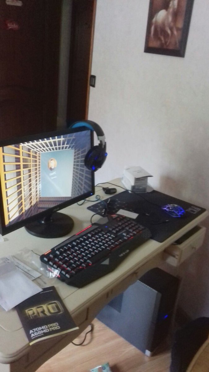 NaiLoww_'s tweet photo. J ai eu un élan de nostalgie en voyant mon setup de l époque où j ai commencé à m intéressé aux vidéos YouTube, je voulais vous montré mon step up en terme d équipement. 
1: Mon premier ordinateur portable
2: Mon première pc fixe
3: Mon setup actuel https://t.co/UHykNUcw3b