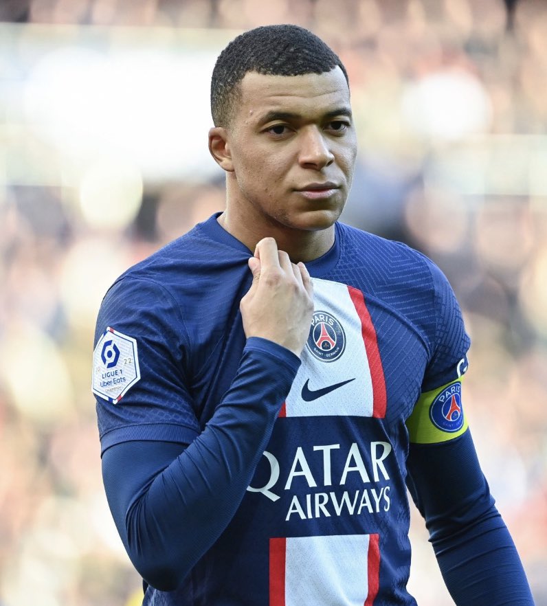 RMadrid_actu's tweet image. 🚨🎖| Le PSG et Mbappé 🇫🇷 ont renoué le DIALOGUE depuis mardi. ✅

✅ Le PSG va lui présenter une NOUVELLE OFFRE de prolongation.💸

✅ Mbappé 🇫🇷 reste FERME : il ne veut pas prolonger et souhaite aller au bout de son contrat. ⛔️

@SportsZone__ #RealMadrid