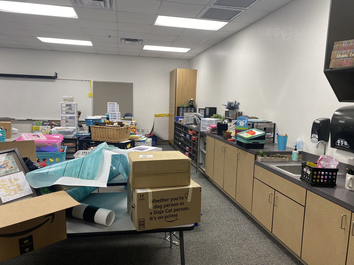 jengerbread777's tweet photo. @RyanBartlett Year 4 teaching kindergarten! New room, new memories! https://t.co/32p62ecvHG