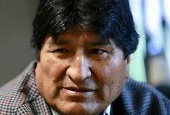 _NOALCOMUNISMO's tweet photo. Señalan al castro-chavismo por asesinato en Ecuador
ES UNA MAFIA ASESINA CON MILES DE CRÍMENES COMETIDOS . . . POR EL MOMENTO, OPERAN CON IMPUNIDAD . . . POR ESO SIEMPRE LES DIGO: PROHIBIDO OLVIDAR ! ! ! 
RAFAEL CORREA FORMA PARTE DE ESE CÁRTEL . . . POR ESO CREO QUE ES MUY ACERTADO EL SEÑALAMIENTO 
Carlos Sánchez Berzaín dijo que los asesinatos de candidatos en Ecuador entran en el contexto de los crímenes de las dictaduras del Socialismo del Siglo XXI

El director de Interamerican Institute for Democracy, Carlos Sánchez Berzaín, afirmó que es el Socialismo del Siglo XXI o castro-chavismo es el que está detrás del asesinato del candidato presidencial en Ecuador, Fernando Villavicencio, ocurrido este miércoles, cuando salía de un acto electoral en Quito.

Berzaín sostuvo que lo que está sucediendo en Ecuador es la penetración del crimen organizado en la política de la mano de "este grupo que se conoce como Socialismo del Siglo XXI o como castro-chavismo, que lo lidera Cuba, como dictadura jefe, y que controla a las dictaduras de Bolivia, Venezuela y Nicaragua".

En ese contexto, a su juicio, han ocurrido las muertes de Villavicencio y del alcalde de Manta, Agustín Intriago, a finales de julio.

"Concretamente en el Ecuador esto ha hecho crisis y los dos asesinatos lo muestran, porque están matando a la gente que señala directamente al exdictador Rafael Correa como un condenado a ocho años de cárcel y como el jefe del grupo criminal que quiere volver al poder en estas elecciones", indicó Berzaín durante el programa "Los influyentes", transmitido por el Deber Radio, de Bolivia.

Señaló Berzaín que el alcalde de Manta, Agustín Intriago, recibió amenazas directas del propio Correa a través de la red social X, antigua Twitter.

Añadió que en el caso de Villavicencio su carrera se caracterizó por la denuncia directa.

"El alcalde de Manta, que ha muerto, señalaba directamente a Rafael Correa como responsable de una serie de crimenes, recibió amenazas directas por Twitter del propio Correa y ha muerto, y en el caso específico de Fernando Villavicencio, es un periodista, es un obrero, es un trabajador que crece a lo largo del tiempo en el ámbito de la denuncia contra la corrupción".

Recordó que cuando Correa instaló una dictadura del Socialismo del Siglo XXI en Ecuador, y encarceló a adversarios politicos, y empezo a perseguir, y a desatar la corrupción.

Berzaín, que identificó a Cuba, Venezuela, Bolivia y Nicaragua como "narcoestados", dijo que "siguen cometiendo crímenes", como "la extorsión, presos políticos, torturas y asesinatos".

En ese sentido, afirmó que "es en ese contexto en el que hay que mirar el asesinato de Fernando Villavicencio y que en lo interno del Ecuador está generando una reacción my grande, el pueblo está gritando Rafael Correa asesino, porque más allá de los sicarios, la gente sabe a quién beneficia este crimen".

Además, Berzaín llamó a preguntarse "quién sigue, no solamente quién sigue en Ecuador, quién sigue en Venezuela, están mirando a María Corina Machado; quien sigue en Argentina, están mirando a Patricia Bullrich; quién sigue en este proceso en el que están siendo derrotados a través del apoyo popular".

Durante su carrera política, el candidato presidencial asesinado en Ecuador, Fernando Villavicencio, fue un tenaz denunciante de la corrupción en contra del régimen de Rafael Correa. También fue un critico de las dictaduras de Cuba, Venezuela, Bolivia y Nicaragua, "y que hoy día son estandartes del llamado Socialismo del siglo XXI", apuntó.

Villavicencio, periodista de profesión, llevó a cabo investigaciones que ayudaron a destapar tramas corruptas que provocaron que se impartiera justicia y que Correa fuera condenado a ocho años de cárcel, tras lo cual huyó a Europa. Eso lo ubicó como anticorreista.

Este jueves, temprano, un grupo armado llamado "Los Lobos" se atribuyó el asesinato de Villavicencio en un video difundido en redes sociales. El audiovisual mostró a un grupo de personas con la cara cubierta en el que reivindicó el ataque a tiros contra Villavicencio, incluso, advirtiendo nuevas acciones contra los "políticos corruptos". El grupo indicó que "el siguiente" sería el candidato Jan Topic, del Partido Social Cristiano.

Sin embargo, horas después, Los Lobos difundieron un segundo video, en el que se mostraban más de una decena de hombres vestidos de blanco, en el que negaron la autoría del homicidio.

"Aclaramos y rechazamos el asesinato del candidato a la Presidencia, el señor Fernando Villavicencio. Y dejamos en claro que nosotros jamás hemos asesinado a personas del Gobierno o civiles", explica uno de ellos.

Este hecho alimentó las dudas en torno a la autoría intelectual de un crimen por el que ya han sido detenidas seis personas.