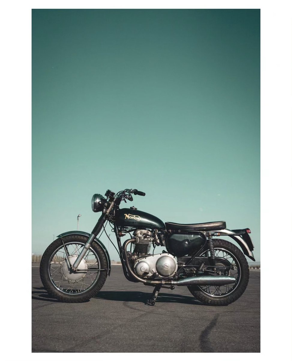 LowbrowCustoms's tweet photo. B side on this Norton. man oh man what a fun looking motorcycle #rideeverything #norton15cs #nortons #tracker #dirt #getit #wildwildmotorcycles #ride #ftw https://t.co/NY2BeT4P3l