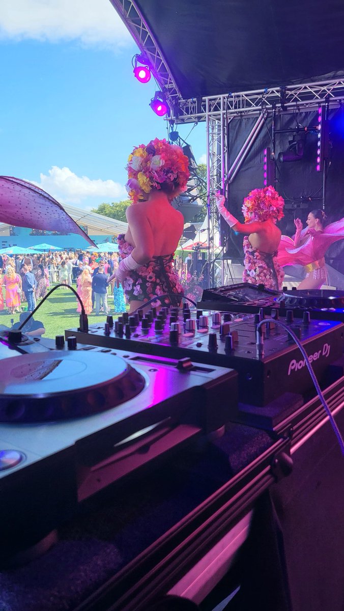 Funk_wagen's tweet photo. Such an awesome Ladies Day @MusselburghRace yesterday. Brilliant racing, fabulous entertainment and sunshine. Thanks to all the team at Musselburgh and to everyone who came along. 
#ladiesday #musselburgh #racing #Edinburgh https://t.co/cyVX8FD0Vy