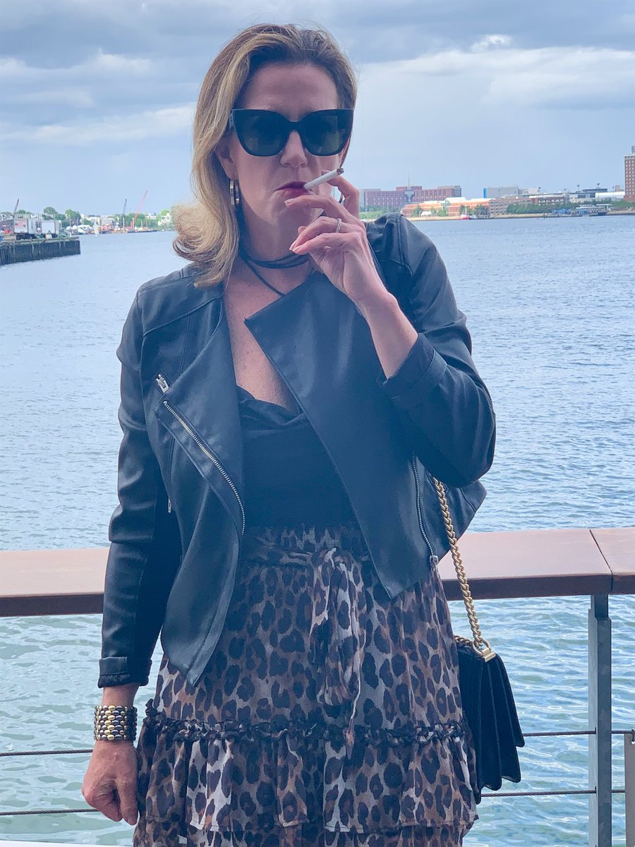SmfClub69's tweet photo. Very sexy smoking mature! Thanks for the photo @PJHSSCS
#smokingfetish #smoking #smokingcigar #smokingwoman #smokingqueen #smokingcigarettes #smokingmodel #cigarette #cigarettes #smokingmom #smokingmature https://t.co/OMUVPyAsHF