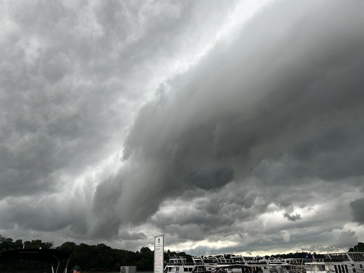 606kygirl2's tweet image. Time to hunker down Burnside Marina 2 round of storms today @Kentuckyweather @caverunmarinas @JoleneBlevins01 @EveryThngKy