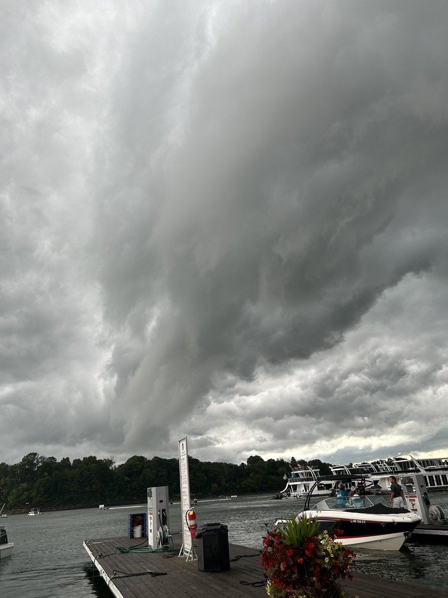 606kygirl2's tweet image. Time to hunker down Burnside Marina 2 round of storms today @Kentuckyweather @caverunmarinas @JoleneBlevins01 @EveryThngKy