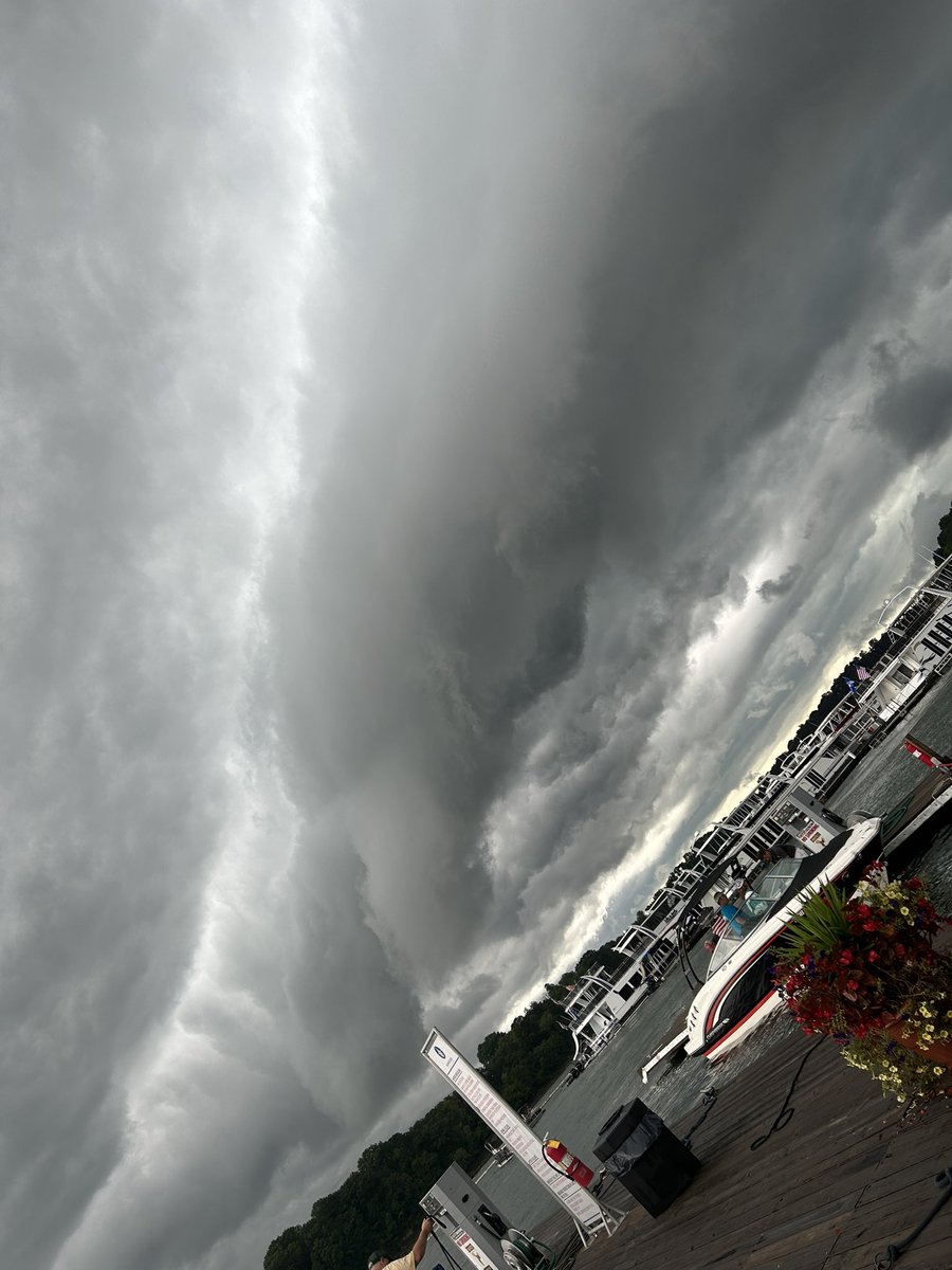 606kygirl2's tweet image. Time to hunker down Burnside Marina 2 round of storms today @Kentuckyweather @caverunmarinas @JoleneBlevins01 @EveryThngKy