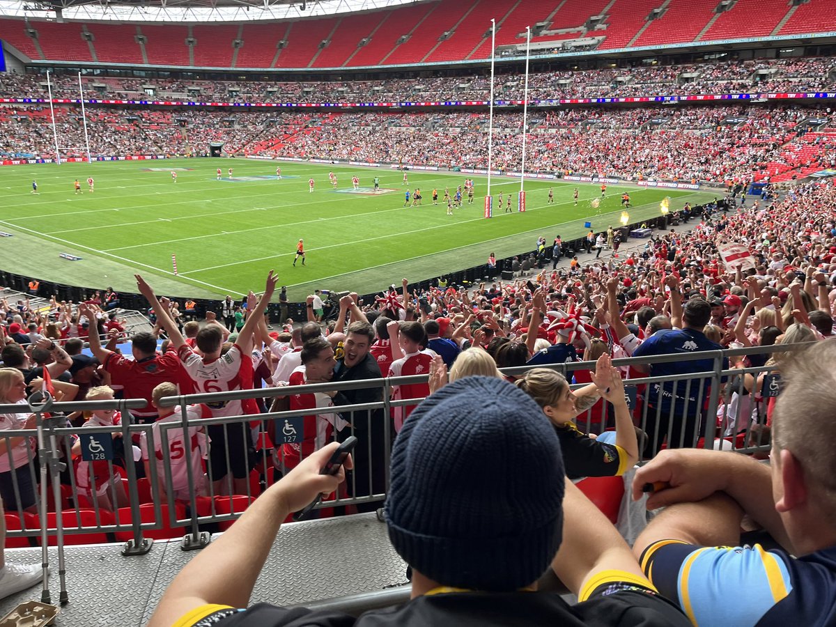 Fab day out at the #ChallengeCupFinal with @Elmbridge_RL 
Errors from both teams made it entertaining for the neutral. Fair play to the KR fan who let a flare off for added colour.