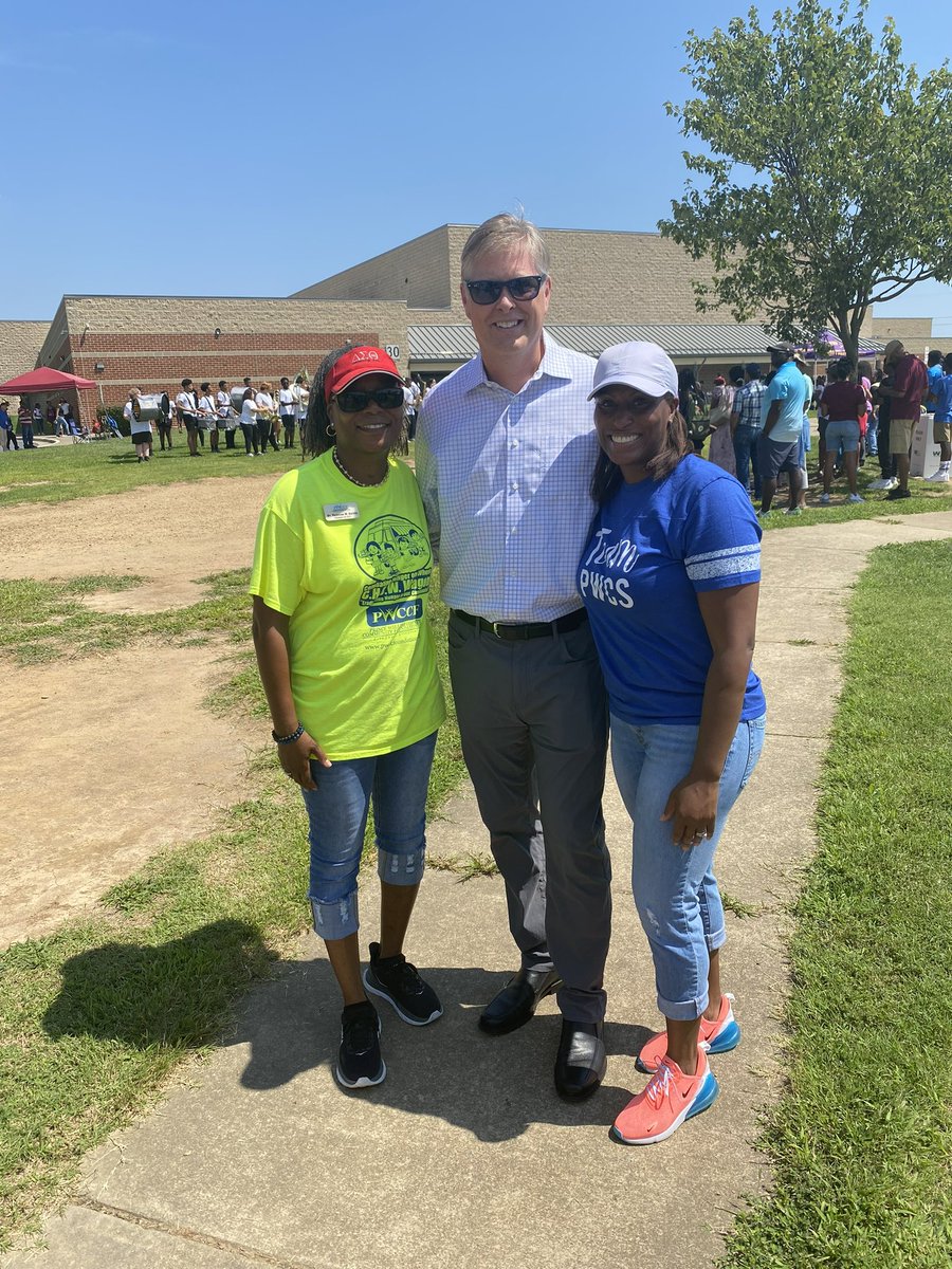 LDMcDade's tweet photo. Thank you @PWCCF for hosting the Back to School Community Event supporting @PWCSNews students & families. There are a wealth of resources available including back to school supplies. Special thank you to @FHSPRINCSMITH for hosting @FreedomHS_PWCS. Schools starts August 21st! 📚✏️🍎🚌