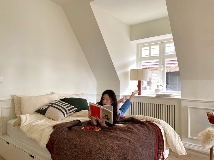 ช่วงวันหยุดยาวคงไม่มีอะไรดีเท่ากับนั่งกินกาแฟได้ในตอนดึก นอนกลิ้งไปมาบนพื้นบ้าน พร้อมกับอ่านการ์ตูนเรื่องโปรดมีแค่นี้ก็พอแล้ว 👊🏻