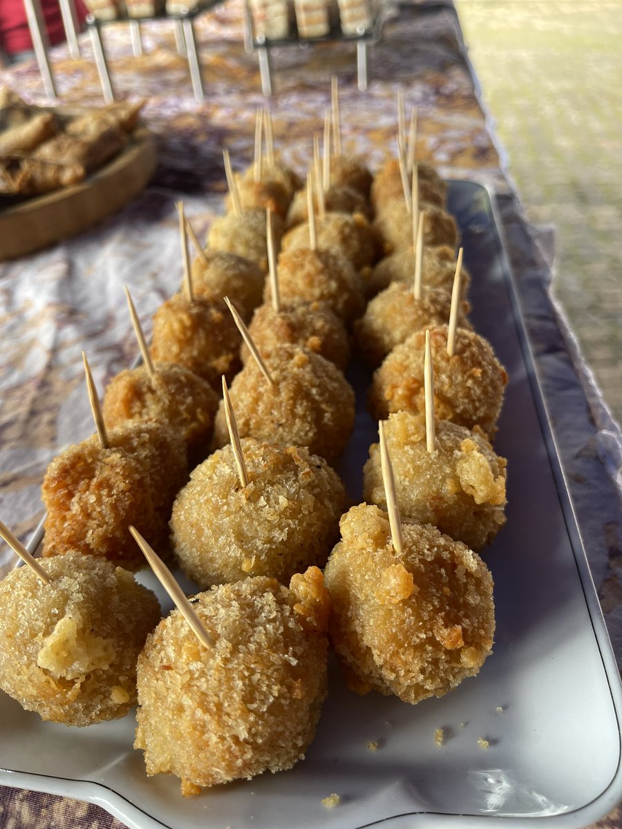 CLetitia_'s tweet photo. Je viens de finir ma prestation à Ngaoundéré. 

Si un jour on m’avait dit que @DelicesMilly allait voyager pour faire un buffet de mignardises pour un mariage, je n’aurais pas cru même une seconde.🙌🏾

Je suis si reconnaissante et fière du travail que cette équipe abat.❤️ https://t.co/oMT7ODhXex