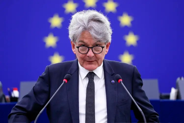Dans 2 semaines, cet homme qui n’a aucune légitimité va imposer une effroyable censure sur les réseaux sociaux à 450 millions de personnes qui ont la malchance d’habiter dans l’UE !

Le règlement européen #DSA : censure totalitaire !

De quel droit ?! Dehors ces gens ! #Frexit !