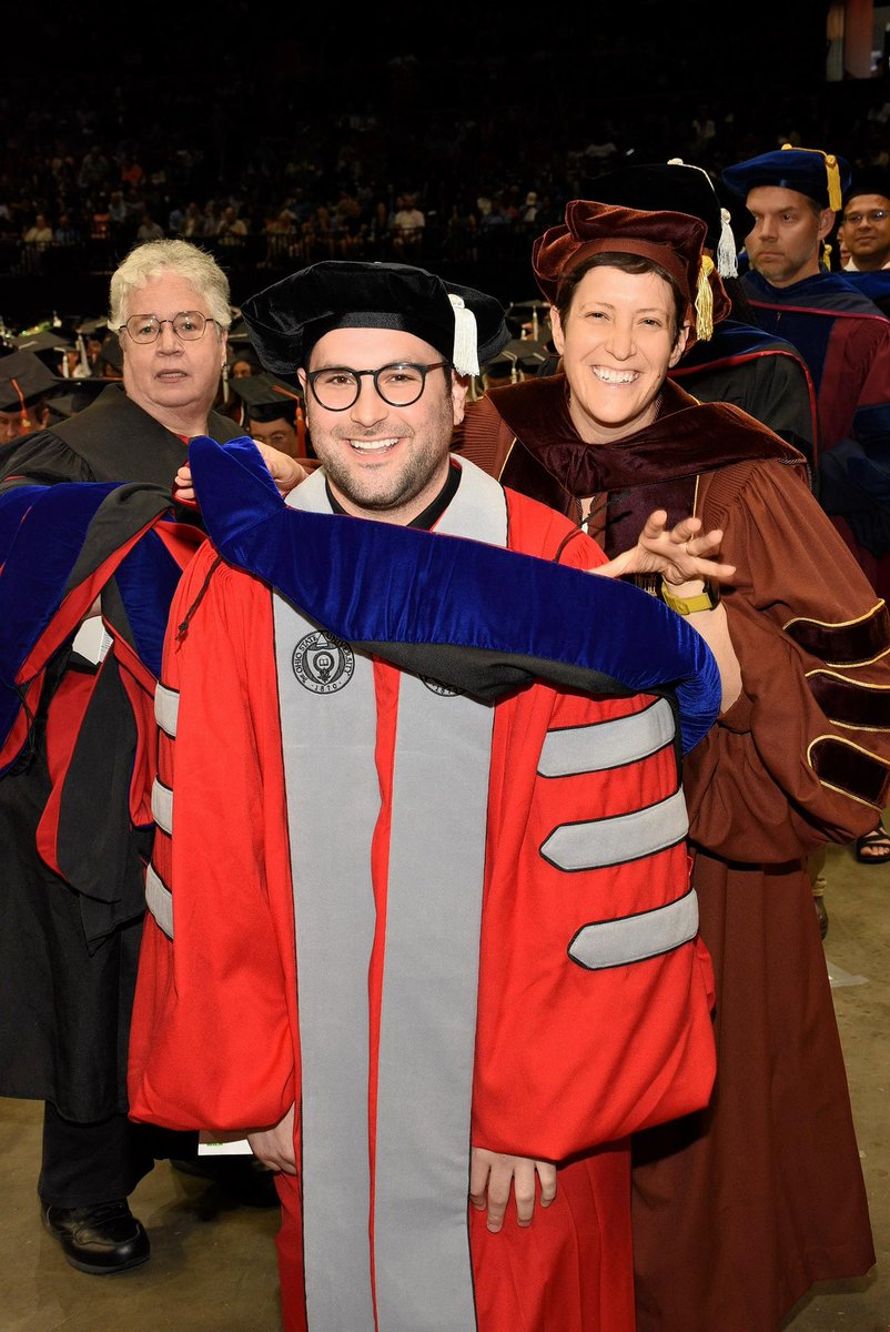 A hooding in four pictures. What @RinReczek lacks in height (and I lack in my ability to kneel), they make up for in their mentorship. 🤪