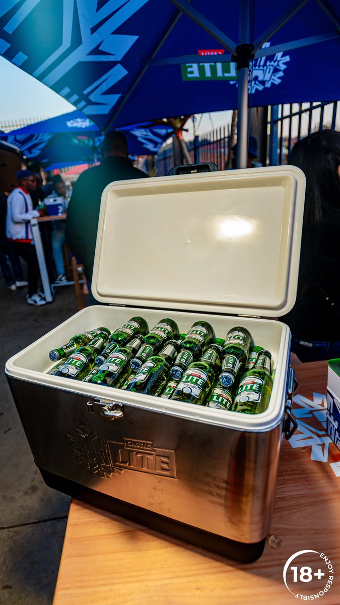 castlelitesa's tweet photo. Tell us how many 330ml Castle Lite’s fit into the Lite cooler and we’ll 🛝 into your DMs with Extra Cold ones 🍻 #LiteWKNDS https://t.co/v9ZO17wiht