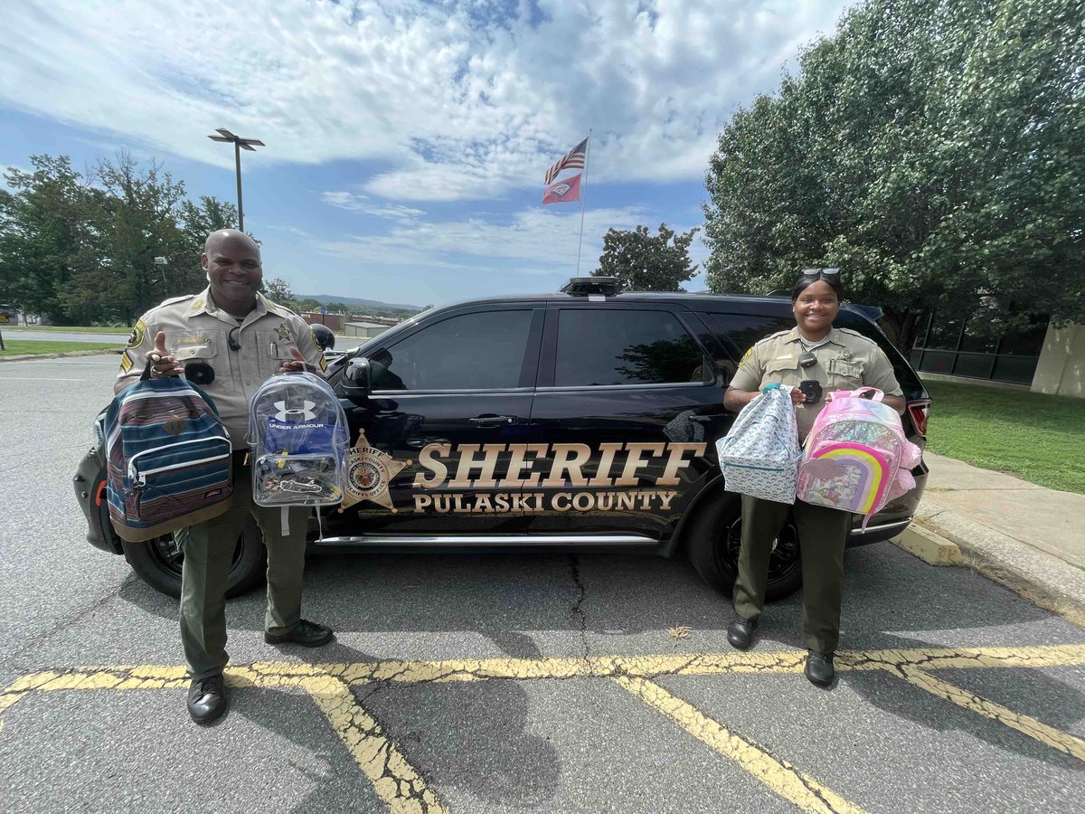 SheriffPulaski's tweet photo. It’s Back to School weekend and PCSO deputies are out in the community delivering school supplies to families in need! #PCSONEWS #communityfocused #safetydriven #Integritybased https://t.co/iLbheC5Z1e