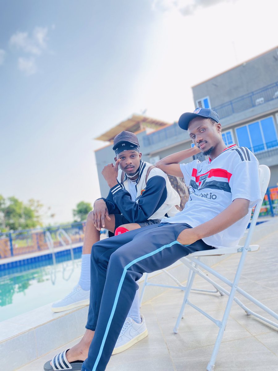 BaddaGh's tweet photo. I’m Careful of the tree you am planting🌲 
Bringing ya guys Good music 🎶 from ma heart &amp; ma spirit✨ #Goodmorning #NewMusic #HeavyVybesRecords #Bunyentere https://t.co/ZKyE7Jq6GY