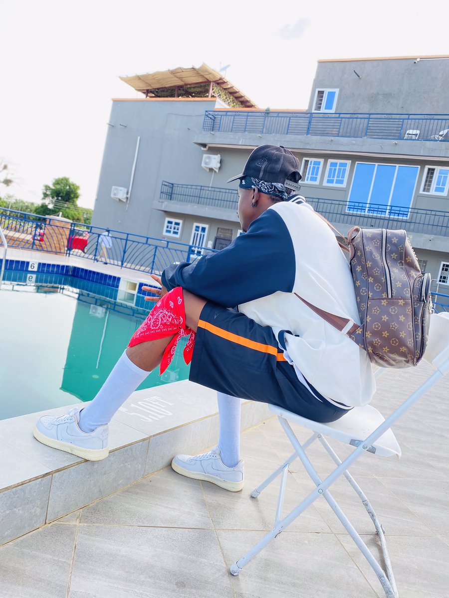 BaddaGh's tweet photo. I’m Careful of the tree you am planting🌲 
Bringing ya guys Good music 🎶 from ma heart &amp; ma spirit✨ #Goodmorning #NewMusic #HeavyVybesRecords #Bunyentere https://t.co/ZKyE7Jq6GY