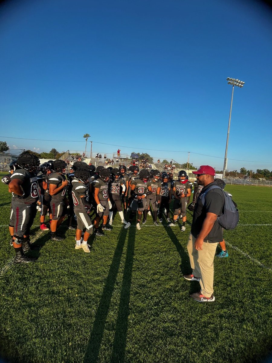 CoachSlaytonII's tweet photo. Im proud of these kids. They stay grinding and getting better. They played hard and their grind showed. #Meadstrong #OnMaroon https://t.co/evwTdfZsNW