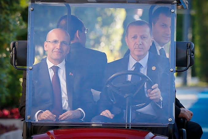 okanismailoglu's tweet photo. 📌Erdoğan: ''İnşallah 31 Mart 2024 tarihinde bu kötü gidişe dur diyeceğiz.''

📌Mehmet Şimşek: "Ekonomideki olumlu gelişmeleri 2026’dan itibaren göreceğiz. Üç yıl içinde bugünden daha iyi durumda olacağız." 

Kime inanacağız..❓ https://t.co/j8pZAOqGXr