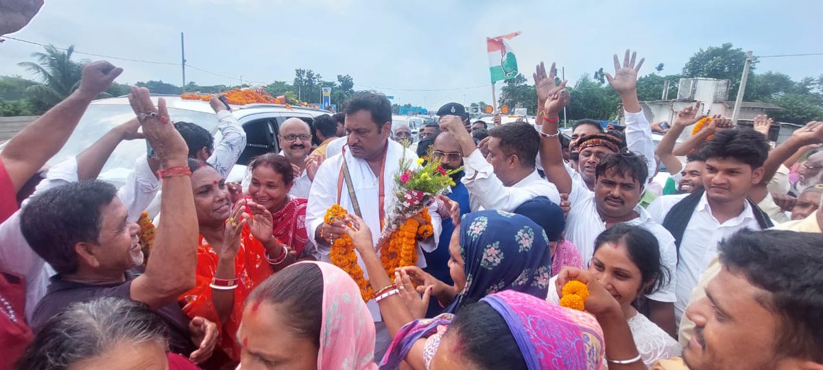 akhileshPdsingh's tweet photo. बागडोगरा से होते हुए पूर्णिया कटिहार और  किशनगंज कार्य क्षेत्र का दौरा किया,सभी क्षेत्रों में कांग्रेस पार्टी के कार्यकर्ताओं द्वारा किए गए विलासपूर्ण स्वागत से मैं भावविभोर हूं। https://t.co/QG6vzDTUIf