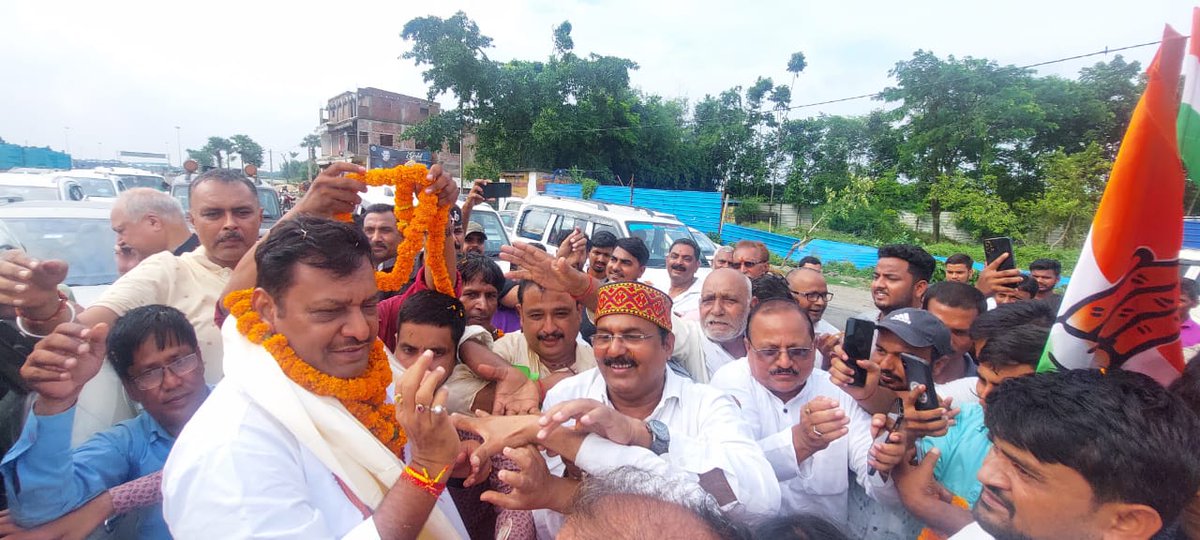 akhileshPdsingh's tweet photo. बागडोगरा से होते हुए पूर्णिया कटिहार और  किशनगंज कार्य क्षेत्र का दौरा किया,सभी क्षेत्रों में कांग्रेस पार्टी के कार्यकर्ताओं द्वारा किए गए विलासपूर्ण स्वागत से मैं भावविभोर हूं। https://t.co/QG6vzDTUIf