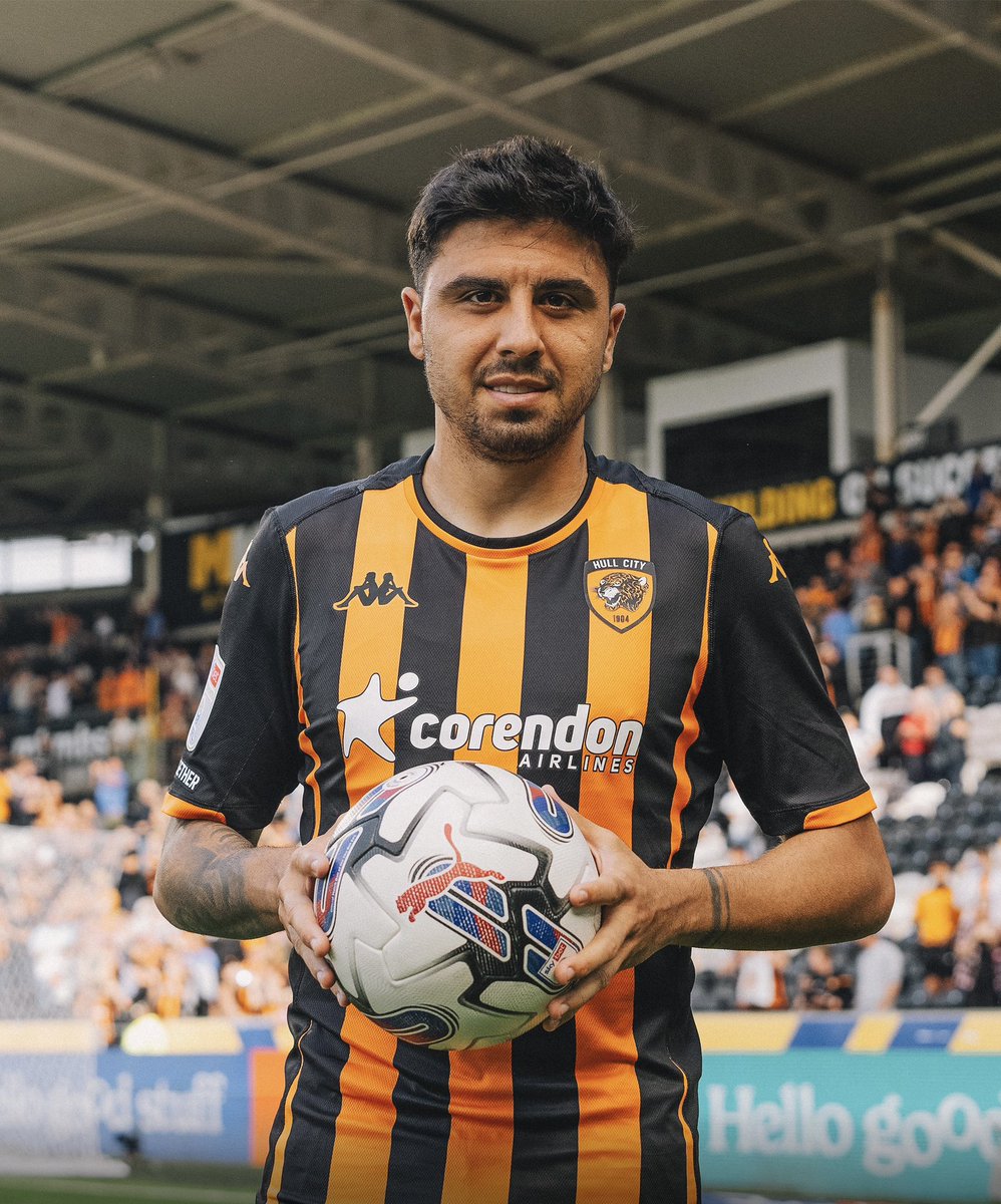 HullCityStats's tweet photo. What a beautiful man. 💫🇹🇷

Ole ole ole ole, Ozan Tufan! 🎶🖤🧡

#hcafc #HattrickHero https://t.co/uB3gaCxPLC