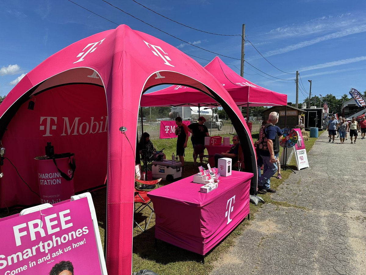207dd749e's tweet photo. Topsham fair switchers! Setting up all the people!!! @NickNowell7 @RonSmitty15 @ChartierDoug @JonFreier https://t.co/Xu3cRxKzqG