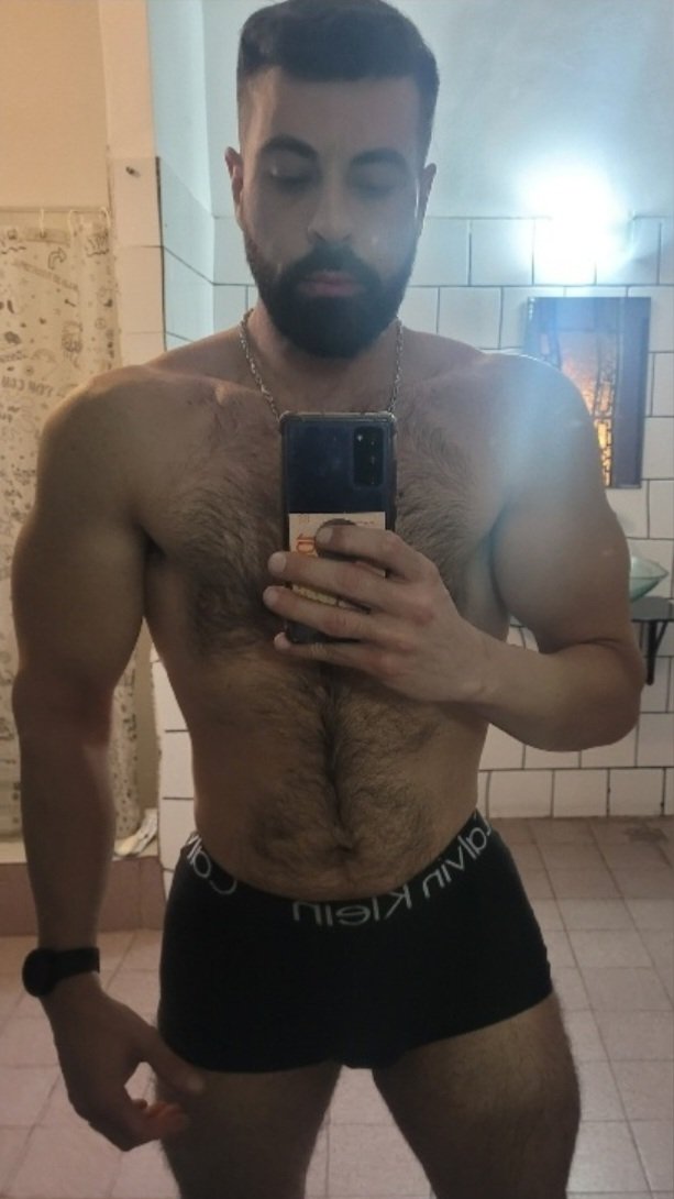 Viendo sus mensajes y tocándome un raro! Me acompañas?😉 si hay foto hay video! onlyfans.com/devil_act