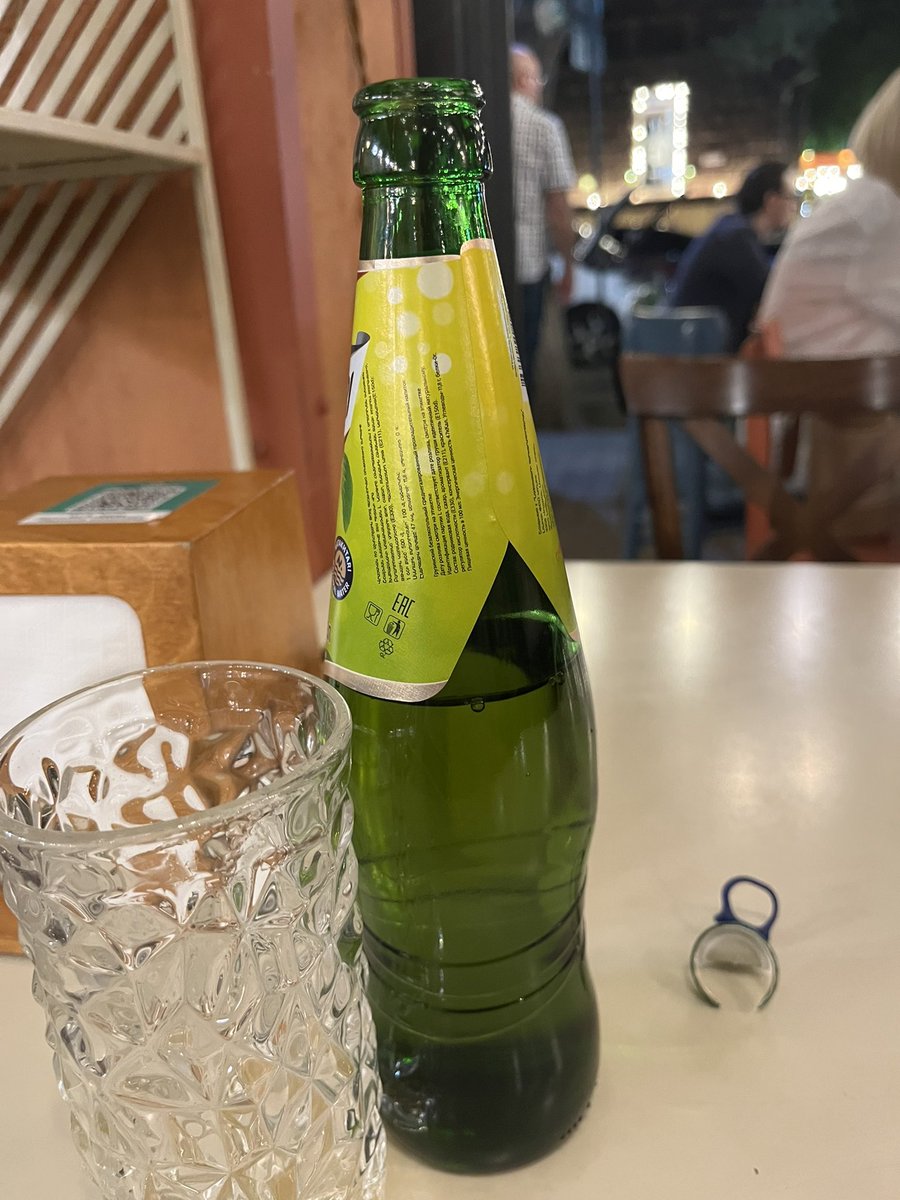 challenge_okina's tweet photo. アルメニアのエレバンにて　ジョージアのレモネードは美味しい　🇦🇲に来ても飲んでいる https://t.co/kWY7GpUFkO