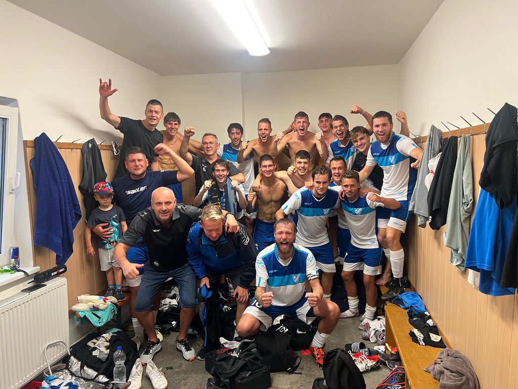 hvezdacheb's tweet photo. ⚽️| KRAJSKÉ DERBY ROZHODL KOŘISTKA!🔥

První utkání po sedmi letech na přírodní trávě, skvělá divácká návštěva a první tři body Hvězdy v letošní sezóně. Derby rozhodla letní posila Patrik Kořistka z pokutového kopu. 

FK Hvězda Cheb - FK Ostrov 1:0 (0:0)
Branka: Kořistka https://t.co/2947Fxu0Xd