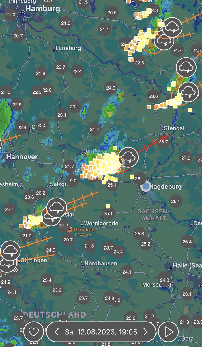Gewitterzellen nähern sich unserer Region. Damit wird auch der auffrischende Wind zusammenhängen. Im weiteren Verlauf steigt auch bei uns das Gewitterrisiko. Bitte die Unwetterwarnung für Haldensleben und die Hohe Börde beachten/ HS