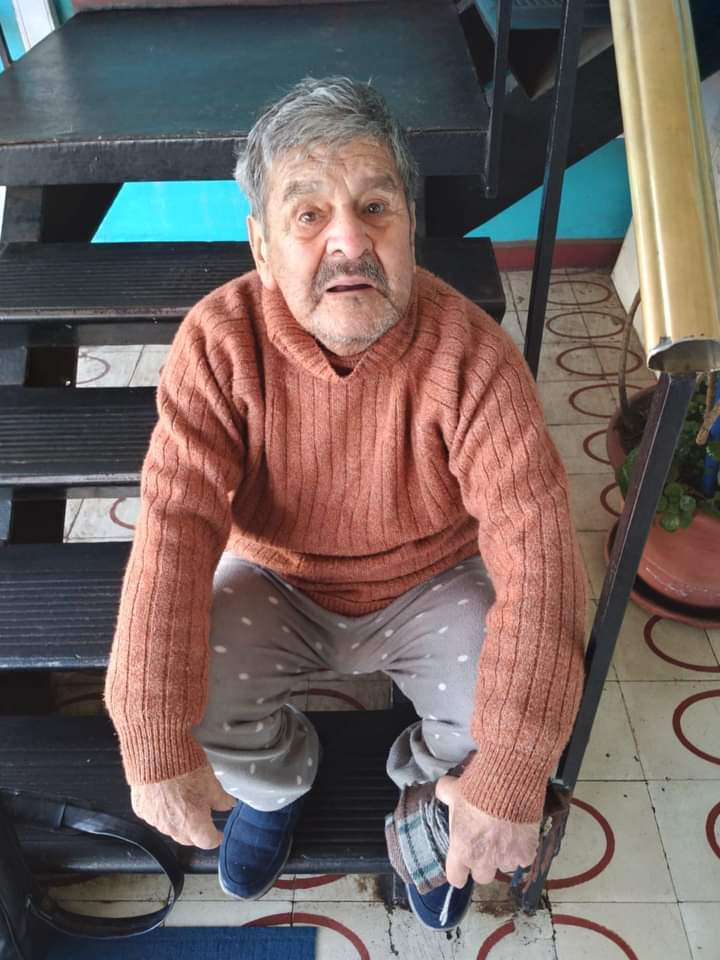 alegriagonzaa's tweet photo. 🔴 #Mulchén  Este abuelito anda perdido y desorientado, si algún familiar lo reconoce o algún vecino o persona sabe de su domicilio, él  se encuentra  en el Cuartel de Bomberos, ubicado  en Anibal Pinto 390, esquina Gana.

@reddeemergencia https://t.co/dg49ykmHGk