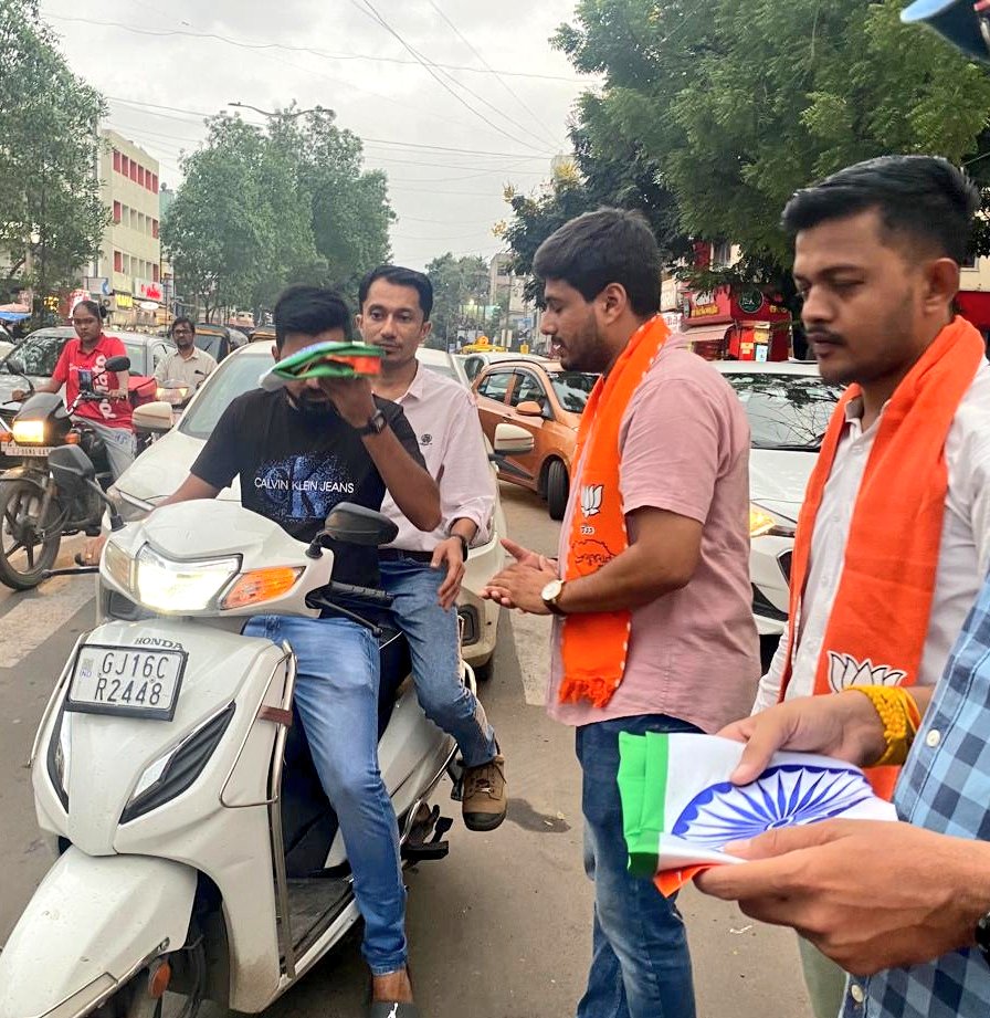 RangamT's tweet photo. हर घर तिरंगा, हर दिल तिरंगा 
Distributed tricolour flags to citizens with fellow BJYM karyakartas filled with patriotic enthusiasm today at Ellora Park ward 11 in #Vadodara city as a part of #HarGharTiranga campaign inspired by PM @narendramodi ji. https://t.co/syLmZ5BRkT