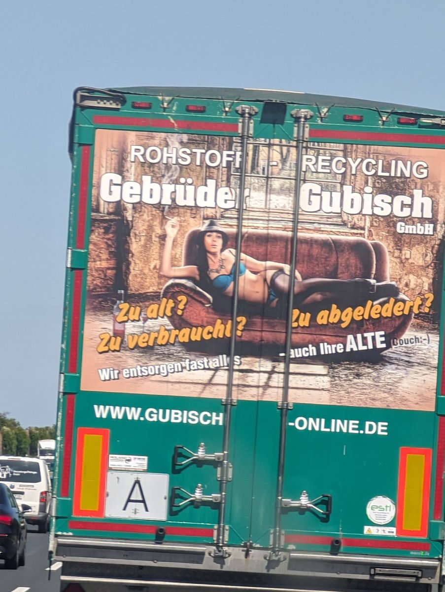 Ja, da spricht der Maggus, von der Marketing Agentur "zum alten weißen Mann", was kann ich für Sie tun? Ach a richtig a fetzige Anzeige, für hinten auf den LKW? Ja, hätt ich da, kein Problem. Ein richtiger Schenkelklopfer, sie werden begeistert sein. 🥲
