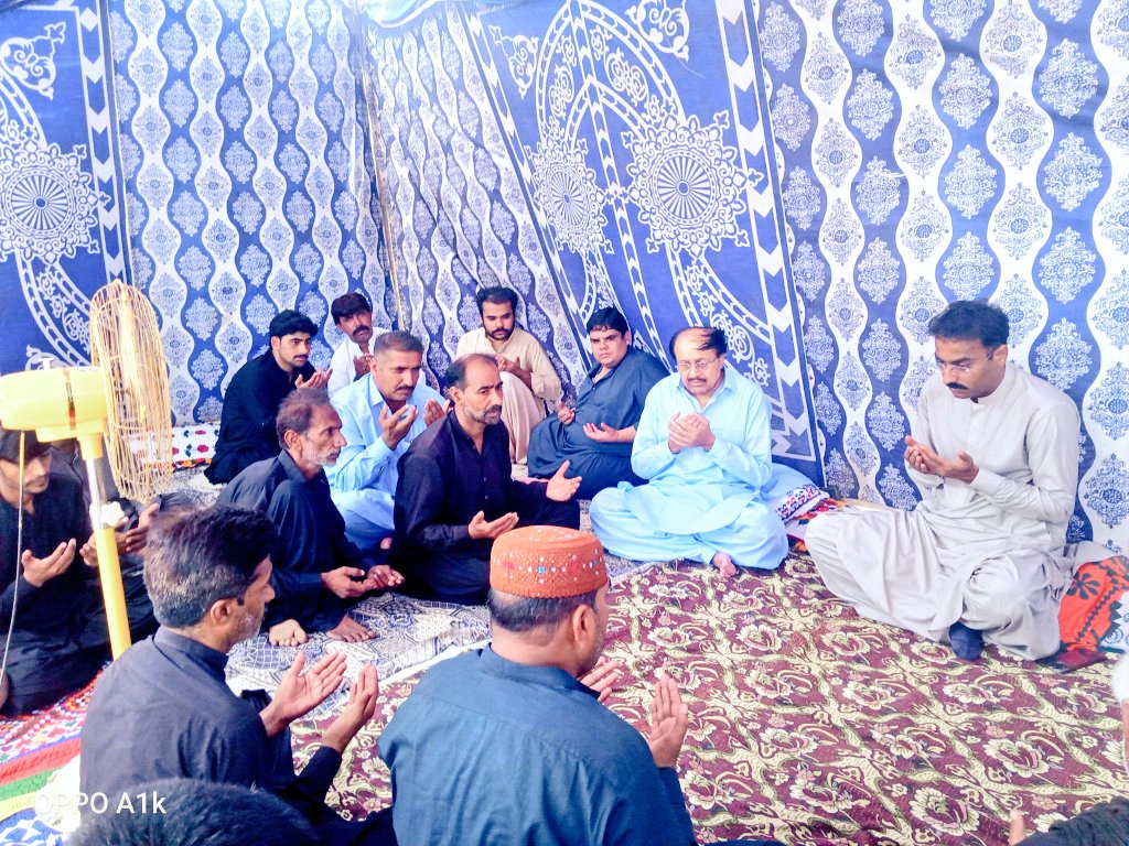 PSF_Sarfraz's tweet photo. #پاکستان #پيپلزپارٹى کے رہنما بلال خان شورو گاون طالب المولى کالونى پهچ کر مرحوم حسین ملاح کے انتقال پر ان کے بهائى وار کرىم ڈنو ملاح سے  تعزیت کی۔

بلال خان شورو نے سوگوار خاندان کے لیے صبر جمیل کی دعا اور مرحوم کے بلندی درجات کے لیے فاتحہ خوانی بھی کی۔
#PS_62 https://t.co/7Hn8PYRTIT