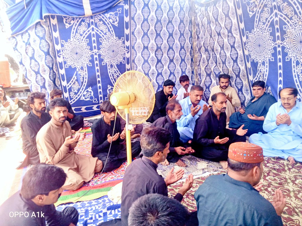 PSF_Sarfraz's tweet photo. #پاکستان #پيپلزپارٹى کے رہنما بلال خان شورو گاون طالب المولى کالونى پهچ کر مرحوم حسین ملاح کے انتقال پر ان کے بهائى وار کرىم ڈنو ملاح سے  تعزیت کی۔

بلال خان شورو نے سوگوار خاندان کے لیے صبر جمیل کی دعا اور مرحوم کے بلندی درجات کے لیے فاتحہ خوانی بھی کی۔
#PS_62 https://t.co/7Hn8PYRTIT