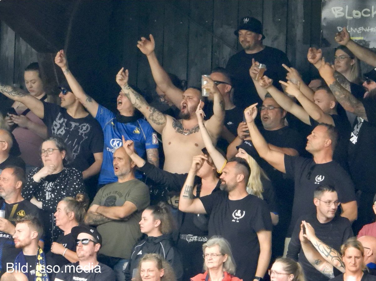 afdwatchbremen's tweet photo. Beim heutigen DFB-Pokal spielte der SV Atlas Delmenhorst gegen den FC St. Pauli. Im VIP-Bereich durfte die braune Rotlicht-Größe Stefan Ahrlich platz nehmen. Im Fanblock zahlreich Neonazis, darunter der KC-Sänger Hannes Ostendorf. St. Pauli Fans skandierten „Nazis raus“. #fckAfD https://t.co/U5IOWVmD7a