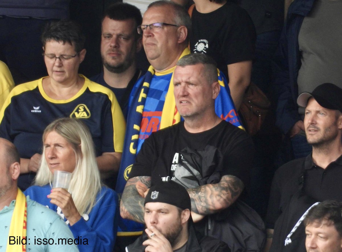 afdwatchbremen's tweet photo. Beim heutigen DFB-Pokal spielte der SV Atlas Delmenhorst gegen den FC St. Pauli. Im VIP-Bereich durfte die braune Rotlicht-Größe Stefan Ahrlich platz nehmen. Im Fanblock zahlreich Neonazis, darunter der KC-Sänger Hannes Ostendorf. St. Pauli Fans skandierten „Nazis raus“. #fckAfD https://t.co/U5IOWVmD7a